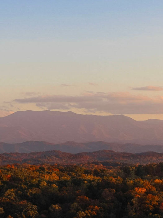A beautiful landscape picture of the Smoky Mountains in Tennessee