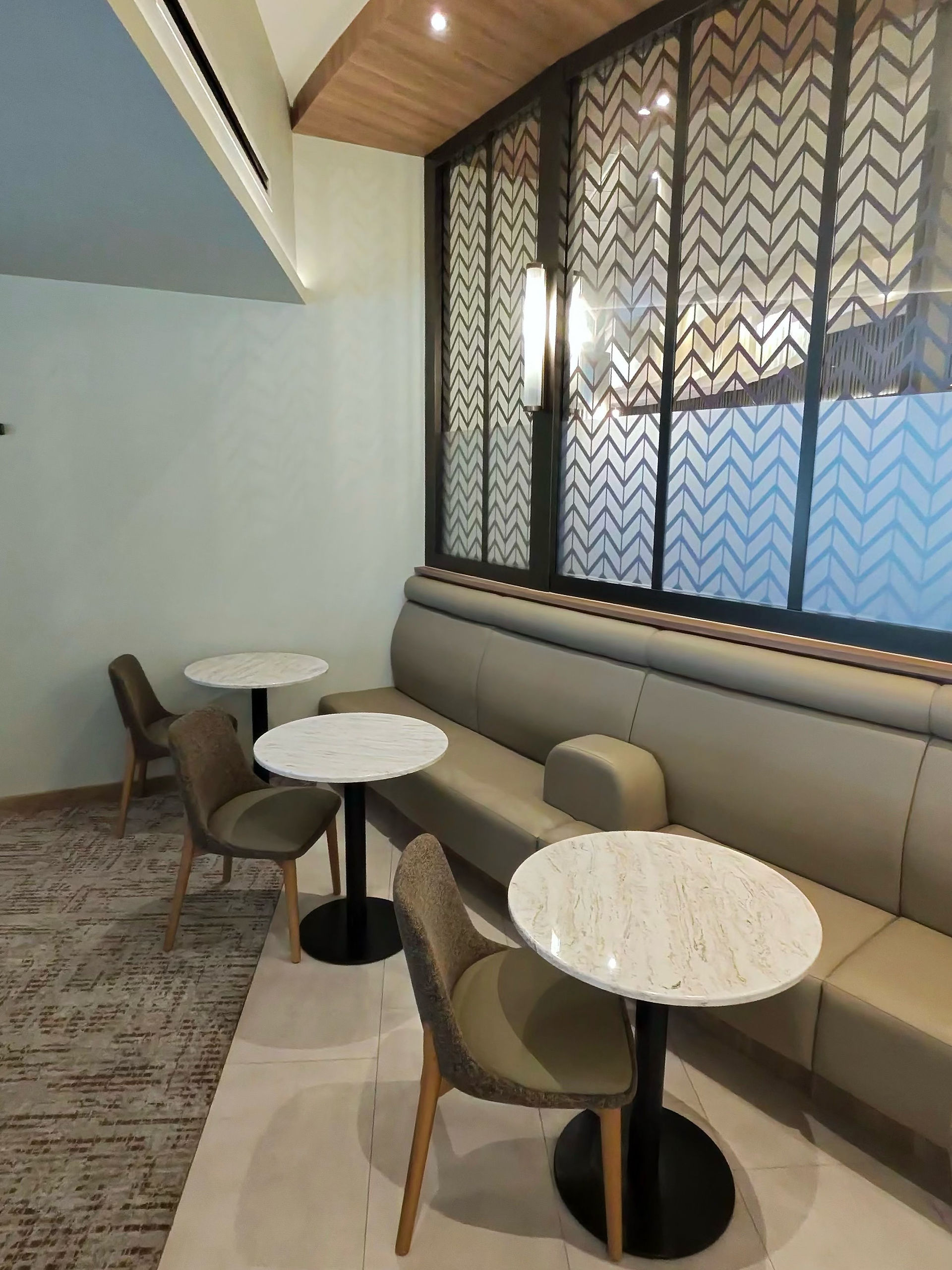 Aspire LUXE seating area at Liverpool Airport lounge