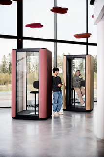 Cabine téléphonique design et solution d’isolation acoustique installées dans un open space pour un aménagement de bureau optimal. Ingrid Martin Décoration, architecte d'intérieur Loire-Atlantique