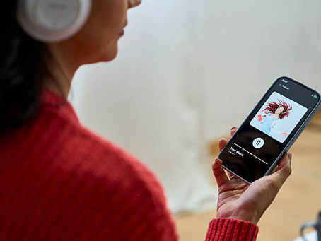 Barajar y dar nuevo: cómo cambia la cadena de valor de las industrias creativas con el auge de la IA