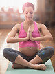 femme métisse enceinte méditer sur le yo