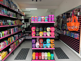 Imagem ilustrativa da faixada da entrada da loja com prateleiras com diversos produtos