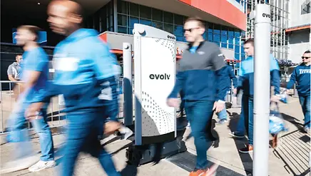 Une personne passe le portique EVOLV EXPRESS