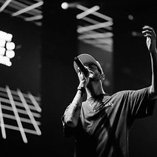 Un chanteur micro à la main