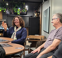 Líderes jogando Infiltrados na Firma em treinamento de liderança e cultura organizacional.