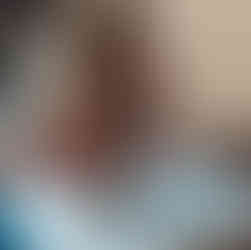 Participantes jogando um jogo de tabuleiro.