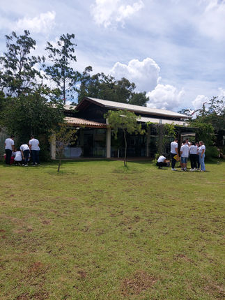 Equipes resolvendo etapas externas do Desafio da Ilha Misteriosa.