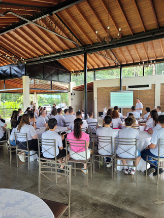 CEO apresentando as metas do ano para os colaboradores.