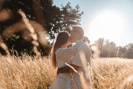 Verlobungsfotos im Sonnenuntergang in Augsburg