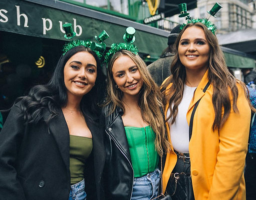 3 girls dressed in green celebrating St. Patrick's Day in Brussels in o'reilly's irish pub