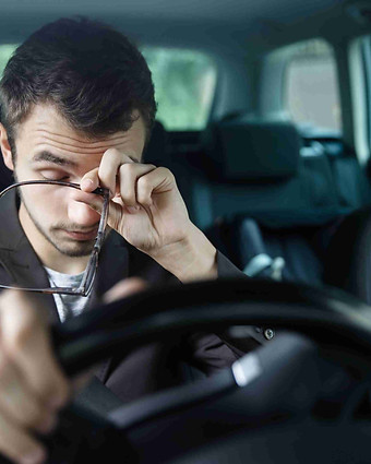 Homem com sonolência excessiva ao dirigir