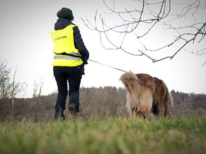 Frau mit Hund beim Mantrailing, Mantrail-Kurs