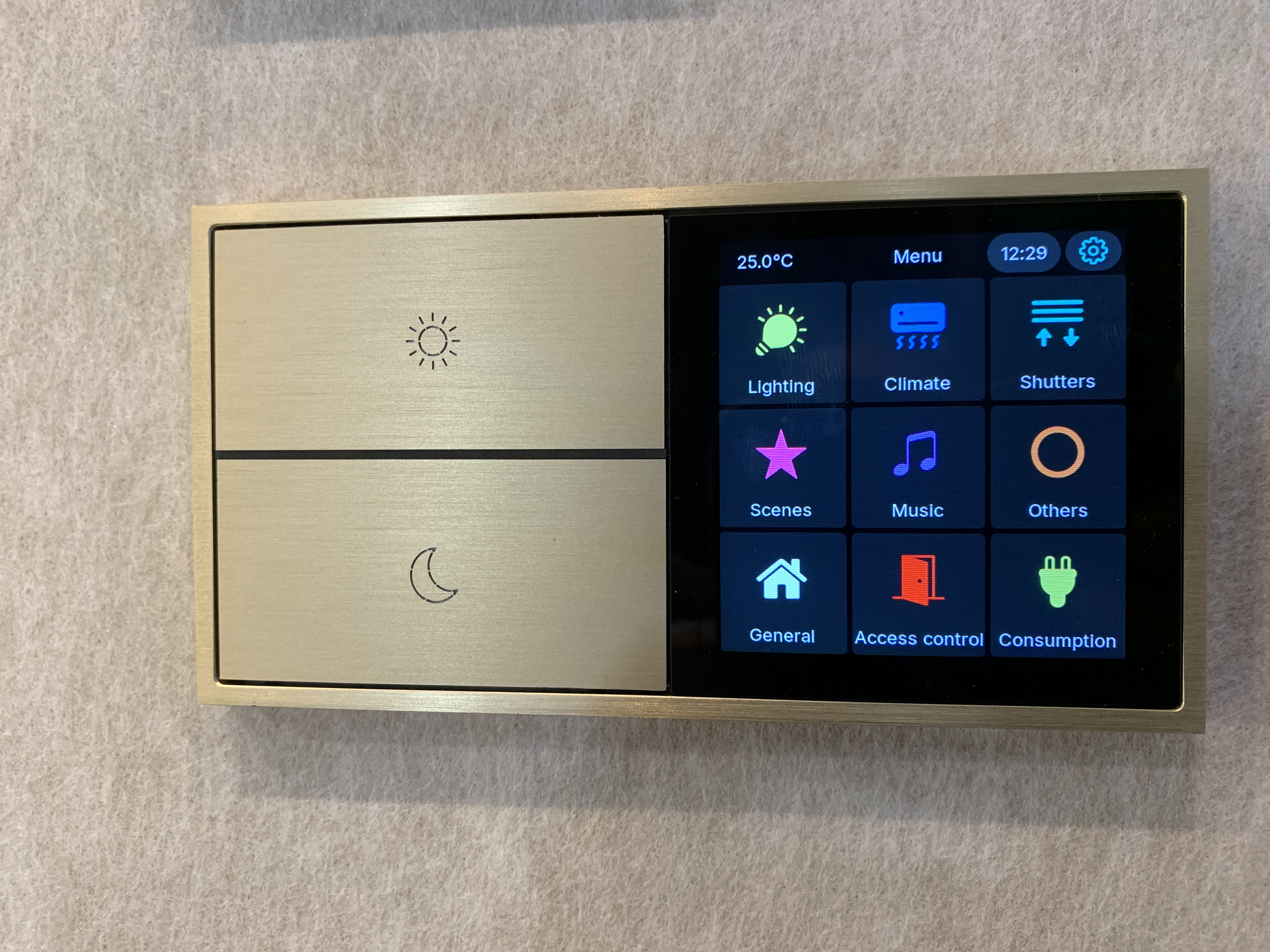 De nieuwe Zennio KNX-bediening in metalen afwerking