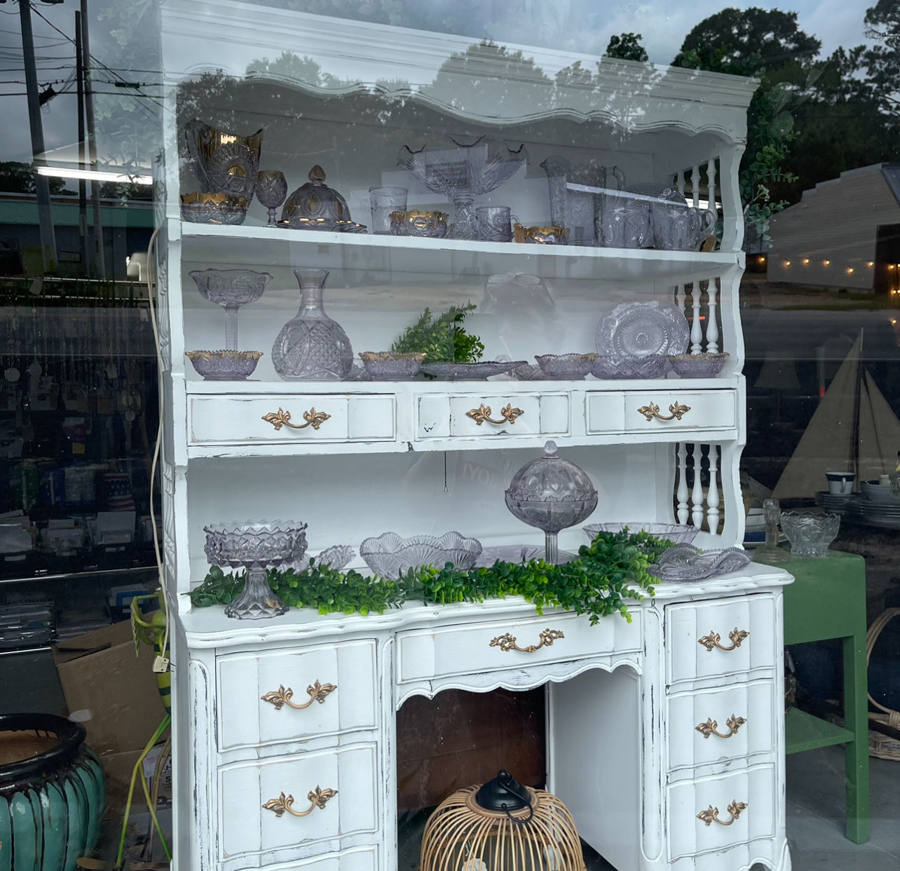 DM100 Vintage French Provincial Desk with Hutch