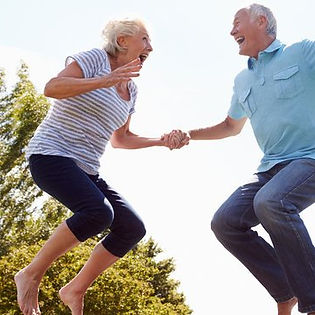 Personnes âgées heureuses, qui représentent le bien-être mental et physique