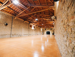 Vue grand angle de la salle 4 du Mas Tamariguières, grande salle de réception lumineuse et spacieuse