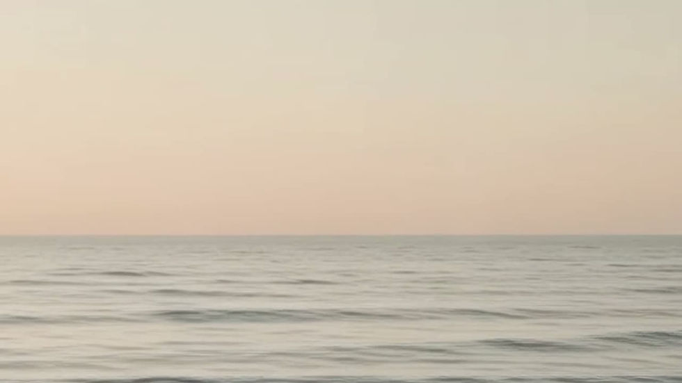 Mar en calma al amanecer, sereno y abierto