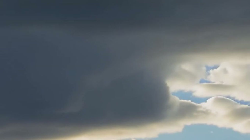 Un cielo abierto con nubes y luz