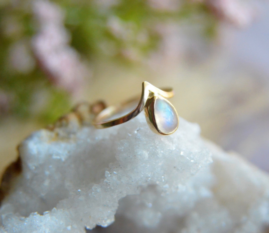 Thumbnail: Moonstone Diamond Dot Accent V-Band