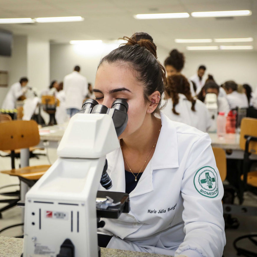 Curso de Biomedicina MultiExperiência, presencial matutino, IESB, localizado na Asa Sul, com mensalidades reduzidas pelo p