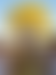 Crianças de 4 anos sorrindo enquanto fazem pintura sensorial em escola de educação infantil em Brasília, com ipê amarelo e arquitetura de cobogós ao fundo.