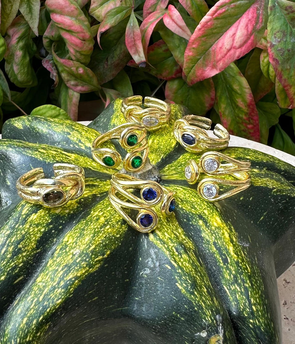 Küçük resim: Üç yeşil taş yüzük