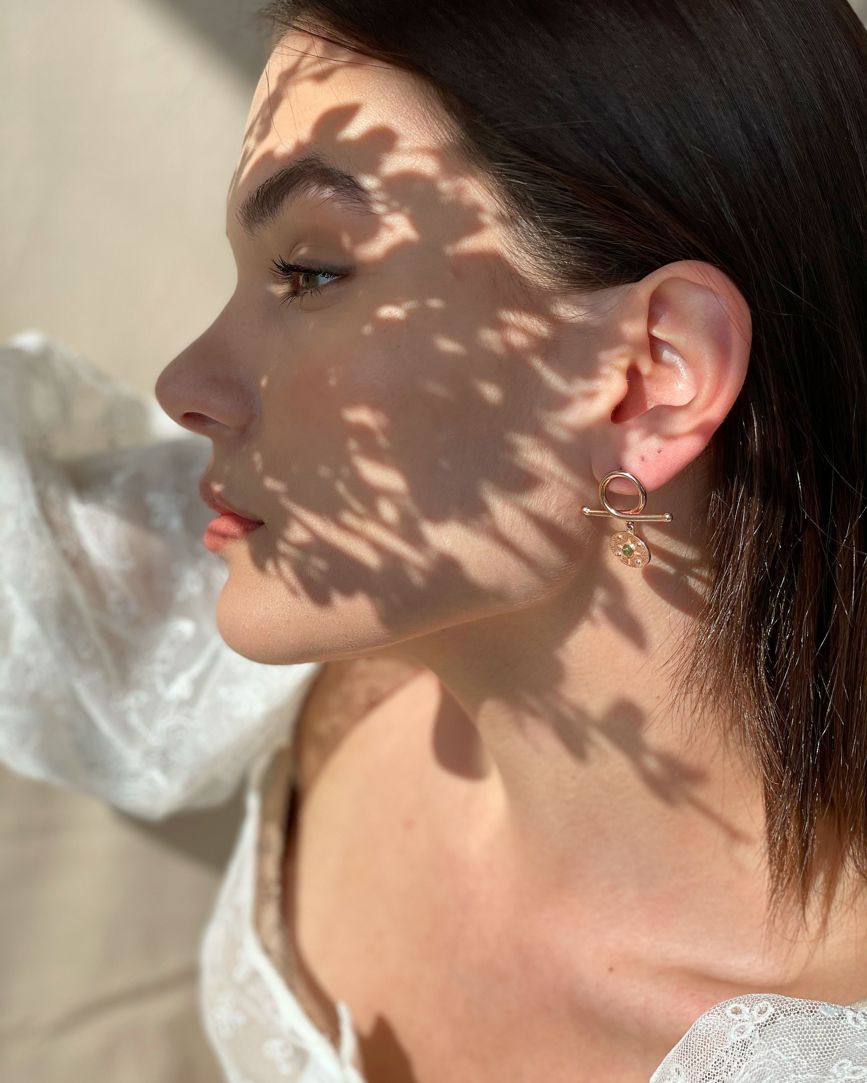 Turmalin taşlı çubuk küpe