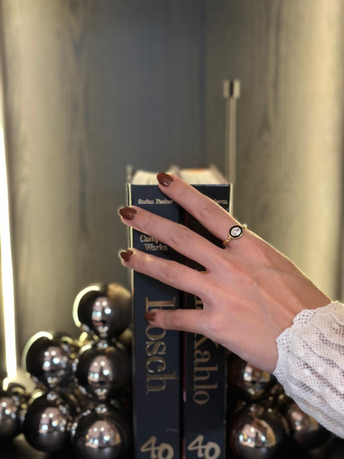 Siyah mineli yuvarlak yüzük