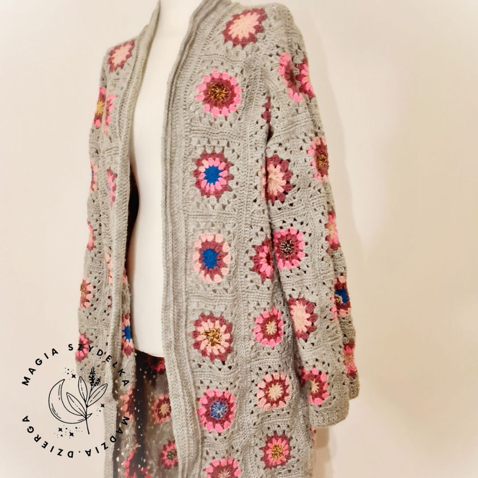 Szary płaszczyk z kwadratów babuni