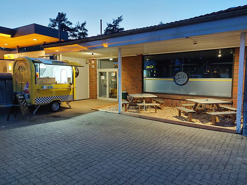 Jacks Gastro Food Truck und Gastraum von außen
