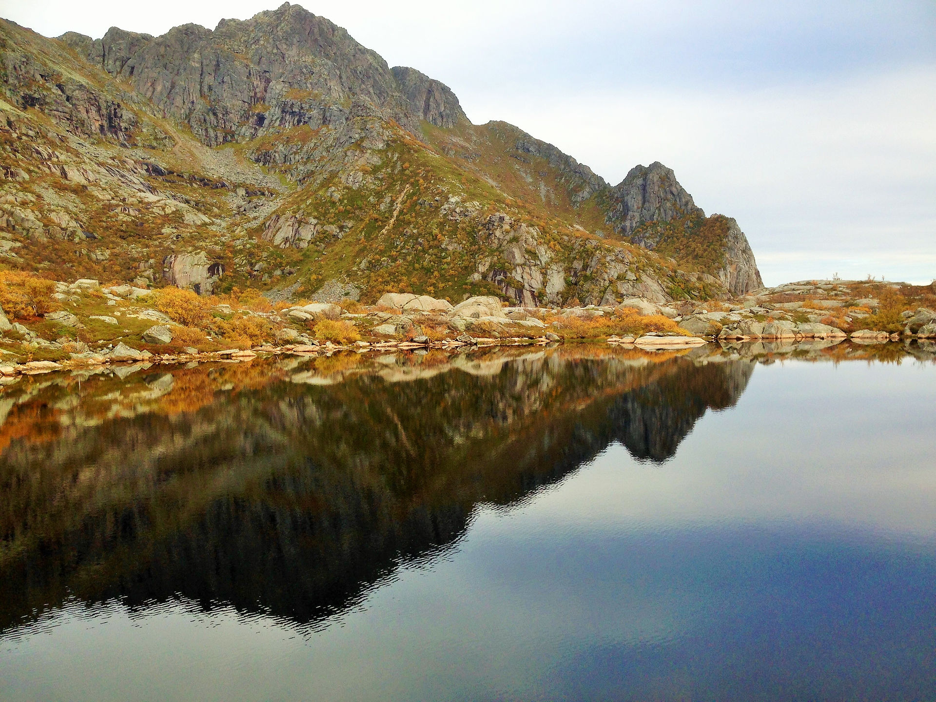 Henningsvær lake