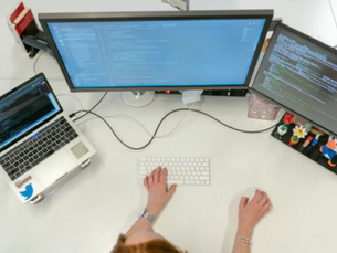 Headhunter highlights the relevance of English for technology professionals.