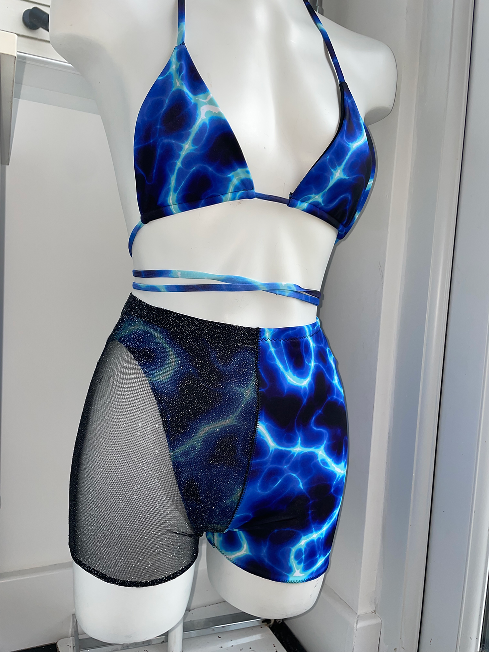 Miniaturbild: The Multiway bikini top & 50/50 hot pants set