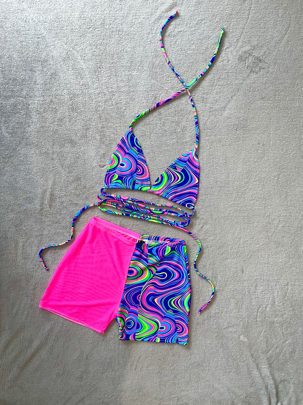 Miniaturbild: The Multiway bikini top & 50/50 hot pants set