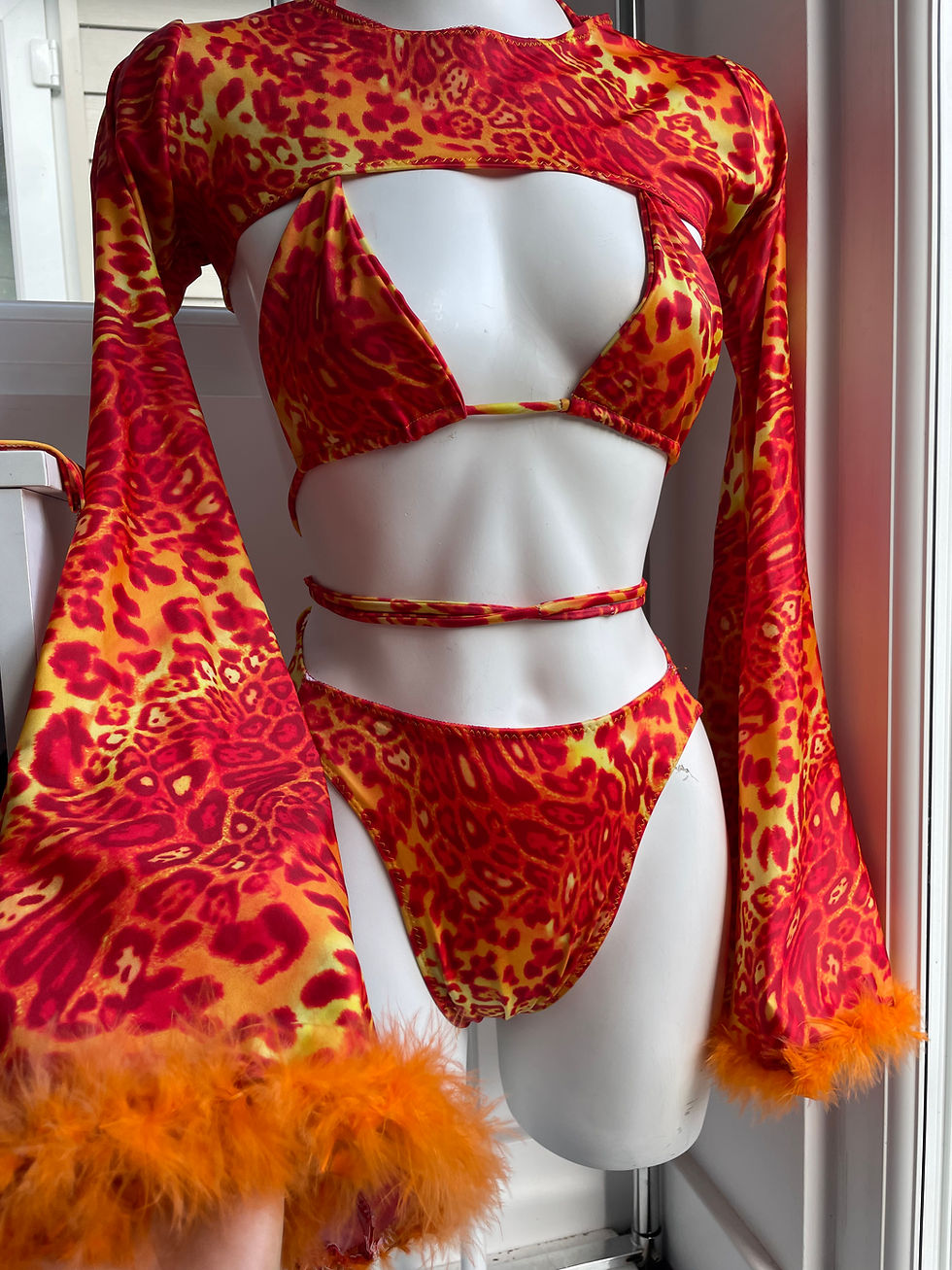 Miniaturbild: The Bell sleeve floof extreme crop top multiway bikini set