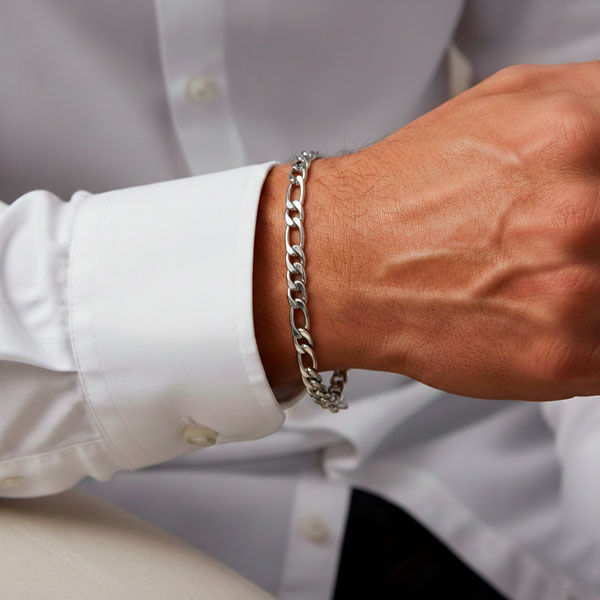 FIGARO MAXI. Pulsera unisex acero quirúrgico personalizable en la mano de un hombre