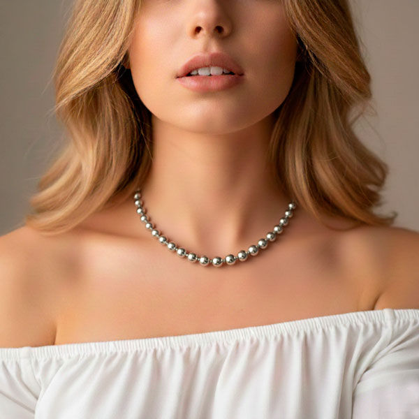 Collar Ainhoa Big de acero en el cuello de una mujer