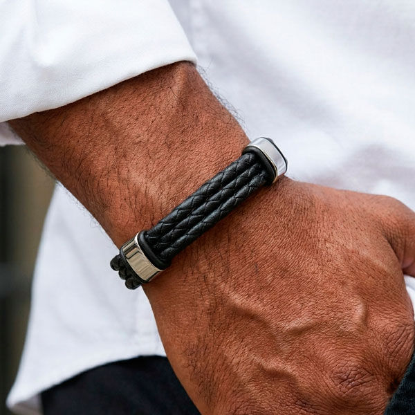 PULSERA FRANK (pulsera de hombre personalizada) en un hombre