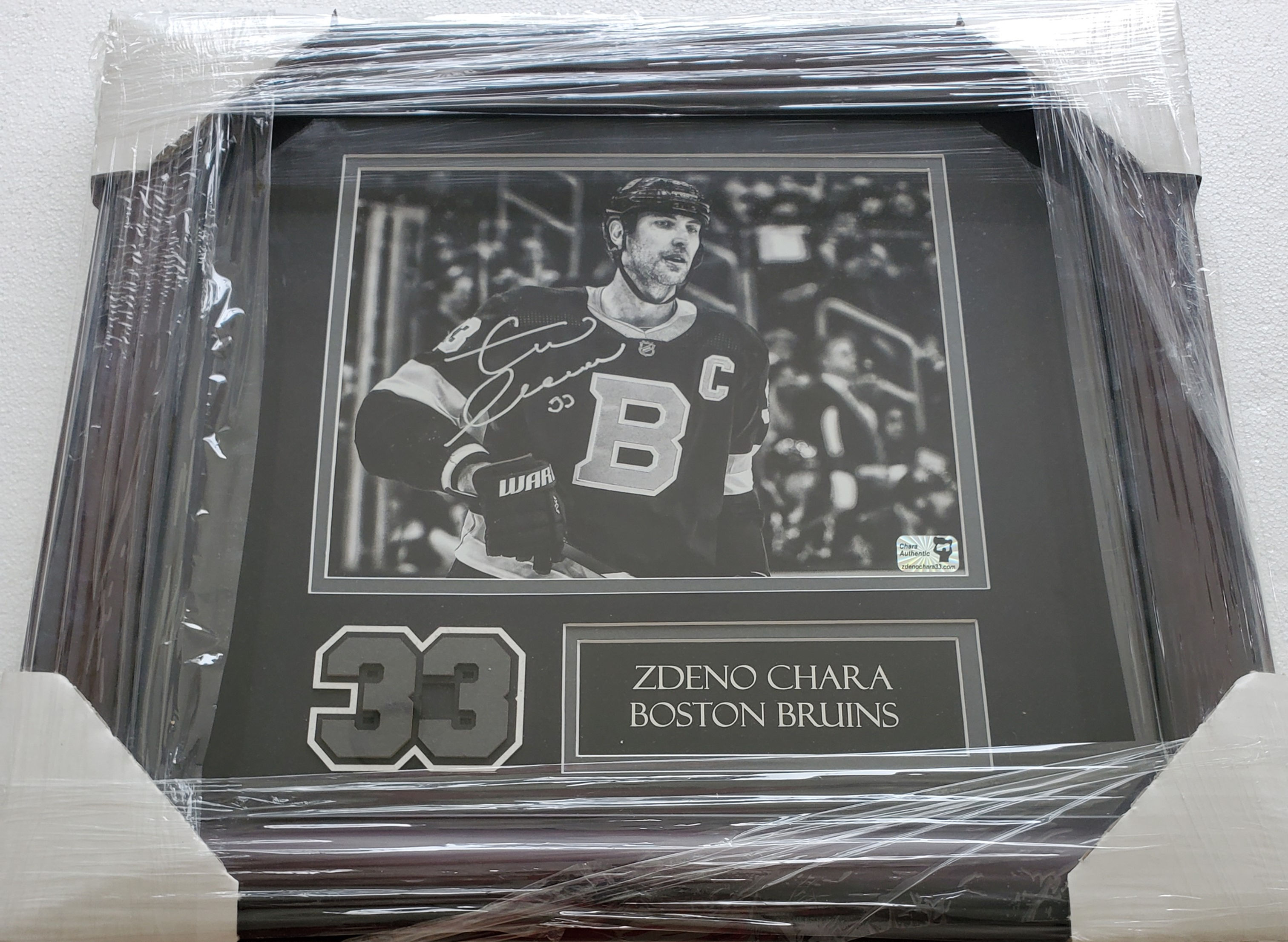 Zdeno Chara Boston Bruins signed FRAMED 8x10 B&W V1