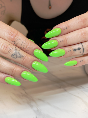 Almond-shaped acrylic nails in vibrant neon green with a glossy finish. Bold and eye-catching nail design, perfect for a trendy and fashion-forward manicure.”