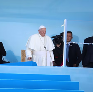 "Jesus caminha para a Cruz, morre na Cruz, para que a nossa alma possa sorrir."