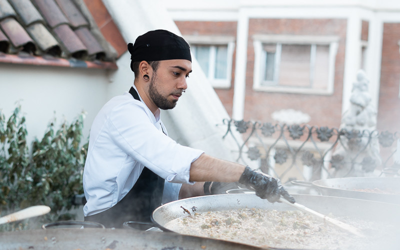 cocinero cocinando una paella
