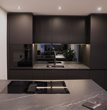 Mattschwarze Ballerina-Küche mit Stein-Arbeitsplatte – Stille Stärke in Schwarz