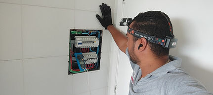 Eletricista 24 horas em Salvador fazendo manutenção no quadro elétrico durante atendimento de emergência