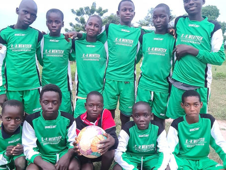 Weitere Trikots des Sportverein Waldrennach in Kenia angekommen