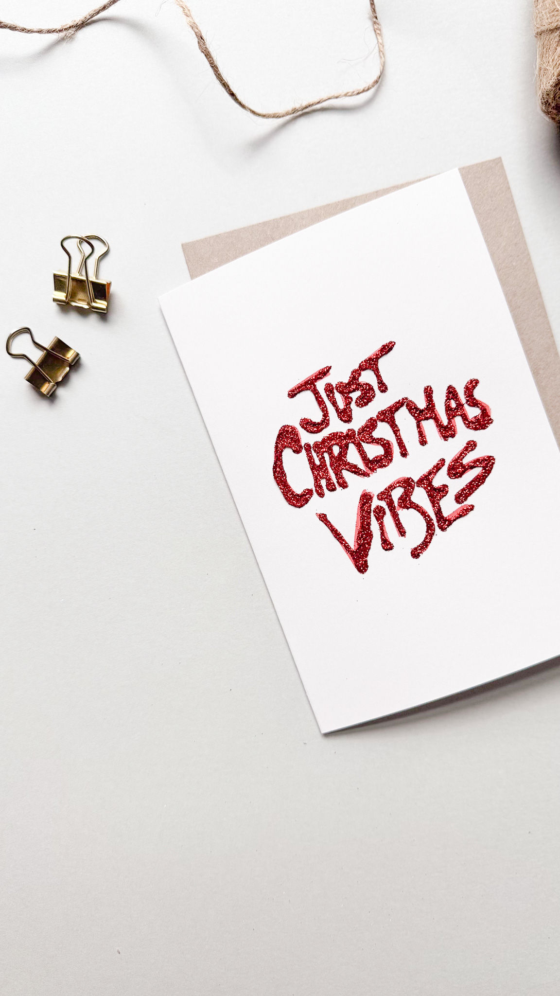 Weihnachtskarte „Just Christmas Vibes“ – Handveredelte Glitzerkarte in Rot