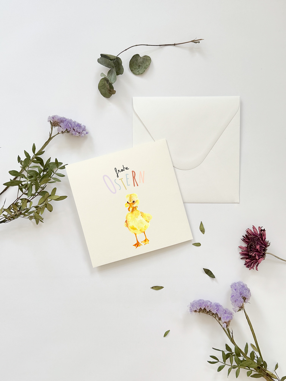 Handgemalte Grußkarte mit niedlichem Küken und Schriftzug „Frohe Ostern“ – Aquarellillustration