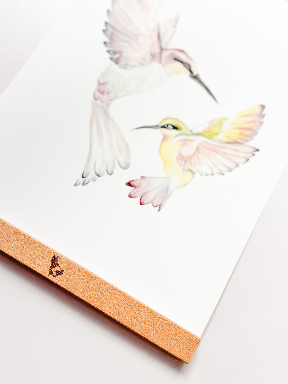 Miniaturbild: Close-up of engraved MiniDei Design logo on wooden poster bar.