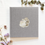 Miniaturbild: MiniDei Hasenliebe Baby-Fotoalbum – handgebundenes Leinenalbum zum Festhalten besonderer Momente. Farben: Grau, Beige, Blau.