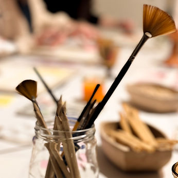 Teilnehmer:innen beim Aquarellieren im Sip & Paint Workshop in Wien, kreativ und entspannt.